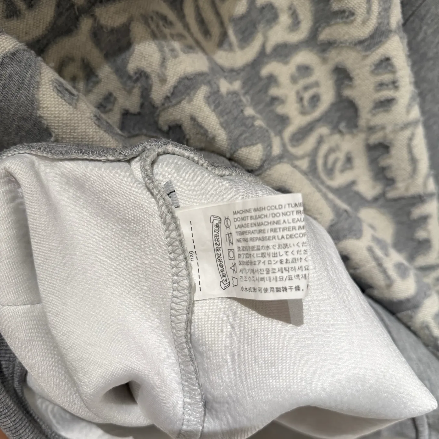 🅿️380 [Strict quality control] CH Croixin's new long-sleeved hooded sweatshirt. The fabric is made of heavy 480g double yarn fabric. The whole garment is washed. The front and rear panels are laser burned. The ready-to-wear wash is loose. The fabric is stiff and stylish. It does not deform or shrink. Color: black, white, floral gray. Size: M-2xl